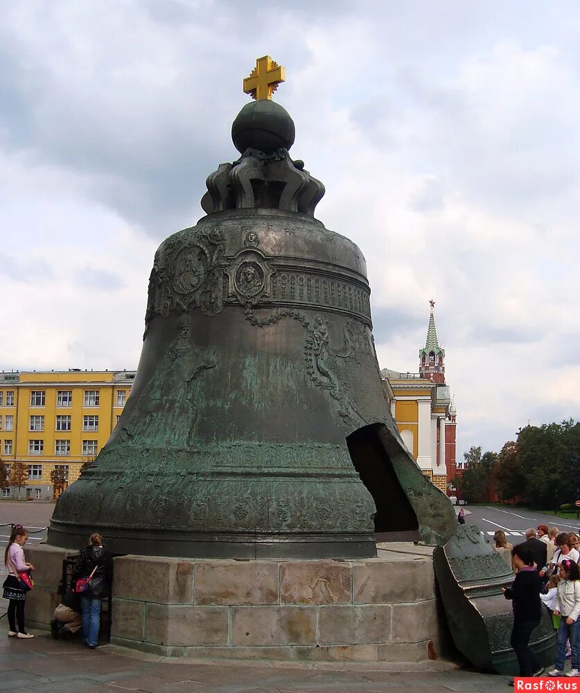 Царь колокол. Красная площадь Москва царь колокол. Соборная площадь Кремля царь колокол. Царь колокол Монферран.