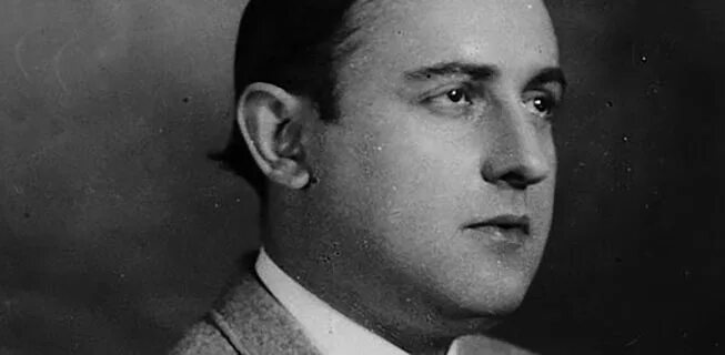 Башня белем в лиссабоне и ее маленькая копия. Де торра. Белен португалия. Башня белен португалия. Огромная башня в лиссабоне.