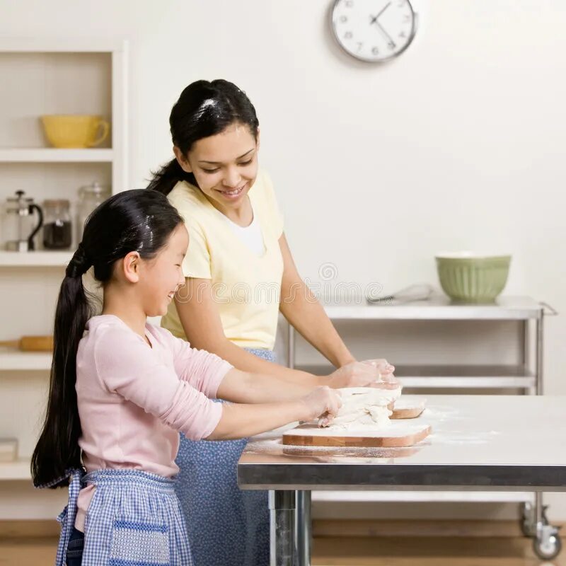 Старший учит младшего. Учит сестренку. Фотобанк лори старшая и младшая сестрички. Старшие дети учат младших. Брат играется с младшим.