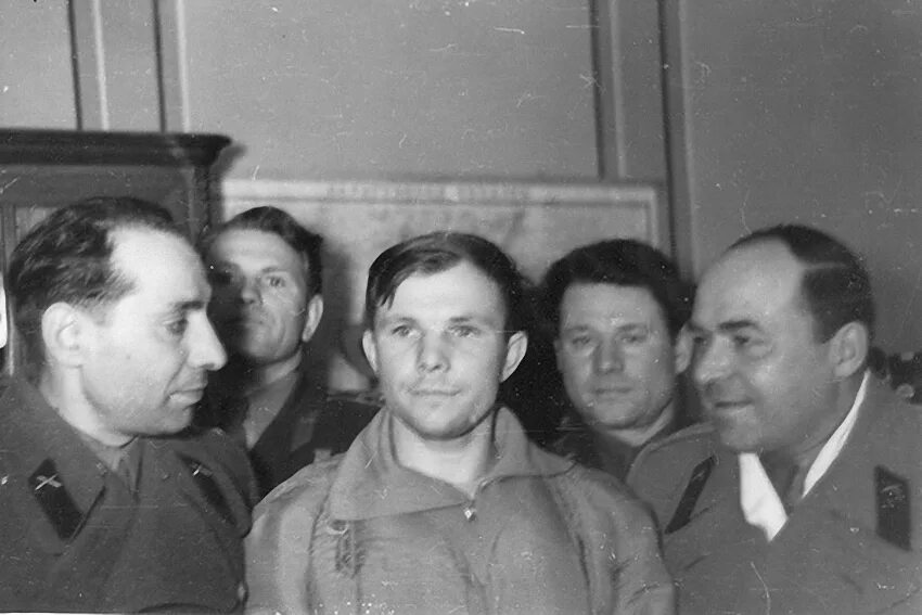 Первая награда гагарина после приземления. Приземление Гагарина 1961. Генерал Смилевец встречает Гагарина. Тренировки Гагарина в 1961г.
