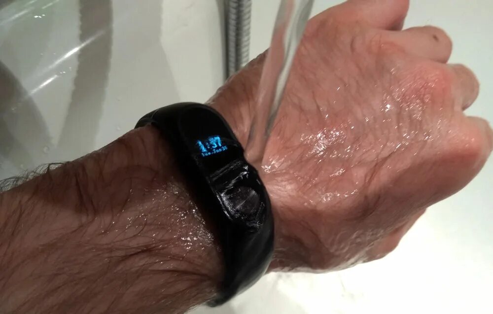 Залил часы водой. Браслет часы вода. Фитнес браслет под водой. Mi Band 6 в воде. Ми бэнд в бассейне.