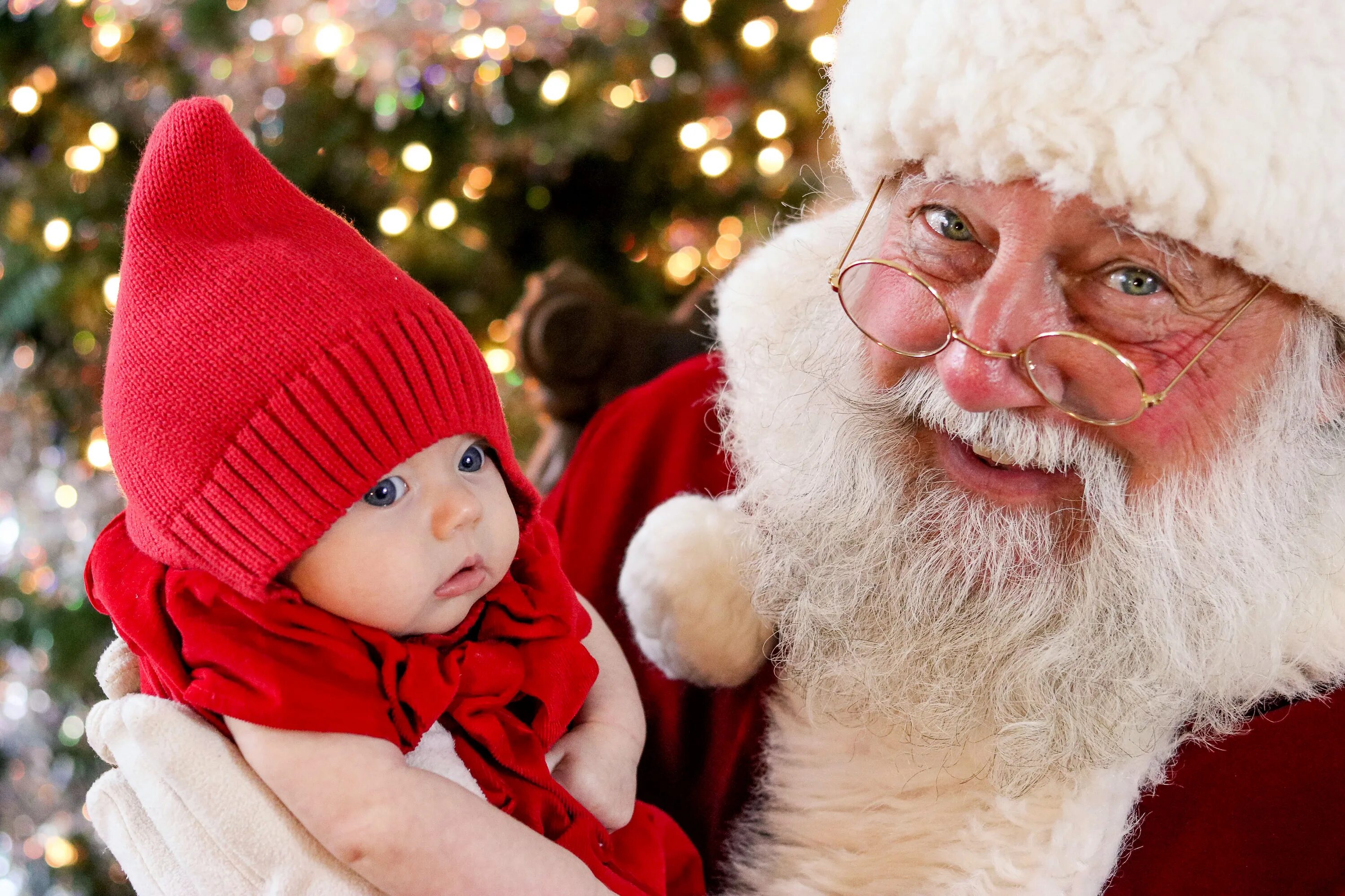 Дедушка бывает. Дед в кастрюле. Мужик ест хлеб. Питание в пожилом возрасте. Дед мороз с едой.