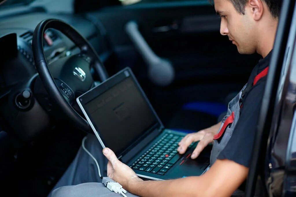Диагностика автомобиля. Техобслуживание грузовых автомобилей. Автодиагностика автоэлектрик. Диагностика шахманов. Диагност автомобилей.