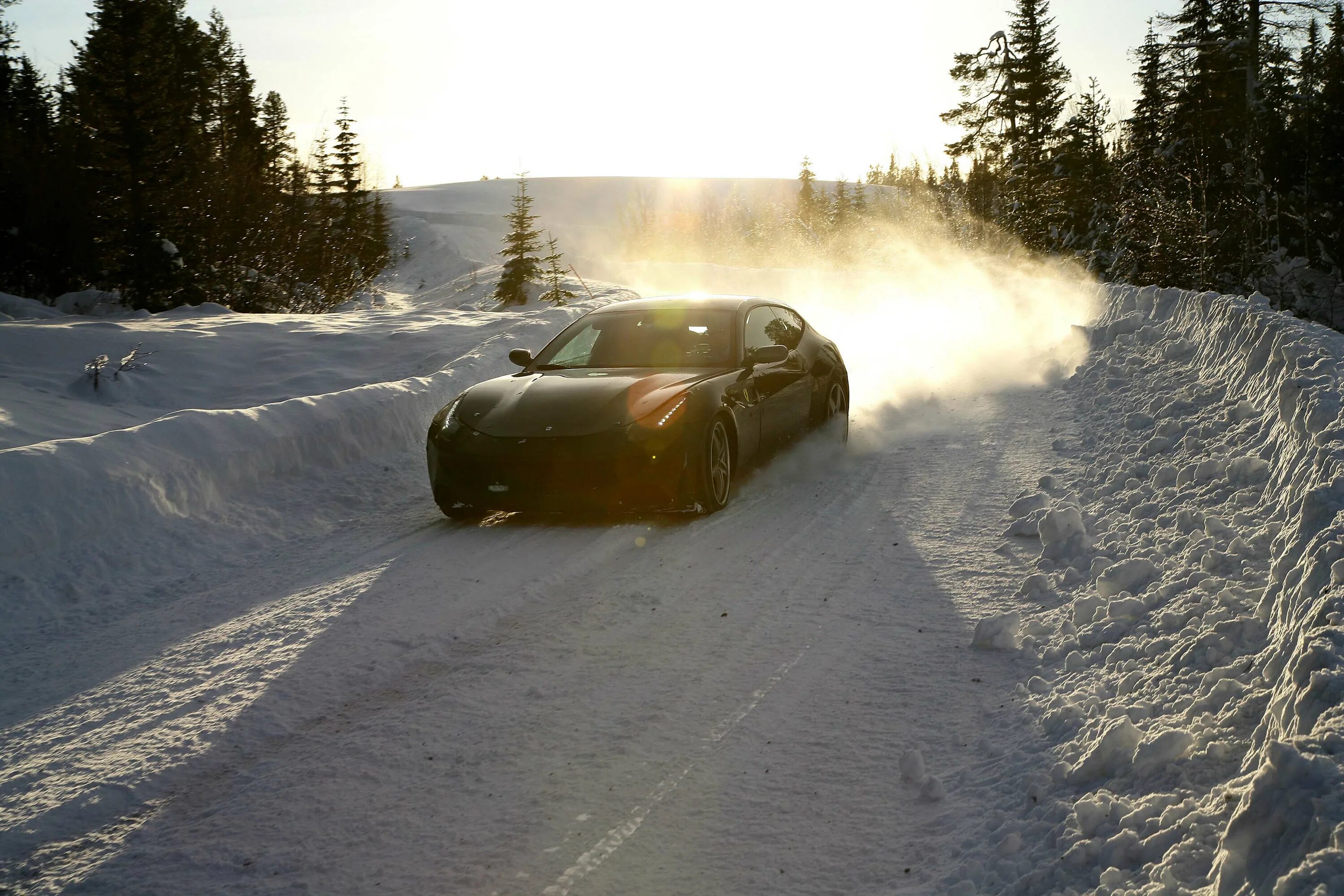 Крутой занос. Зимняя дорога. Машина зимой. Машина в снегу. Машина на зимней дороге.