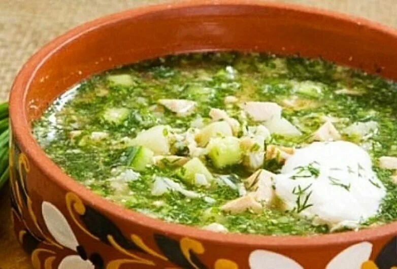 Окрошка с куриным филе. Окрошка с курицей. окрошка на квасе. окрошка на бульоне. окрошка с копченой колбасой.