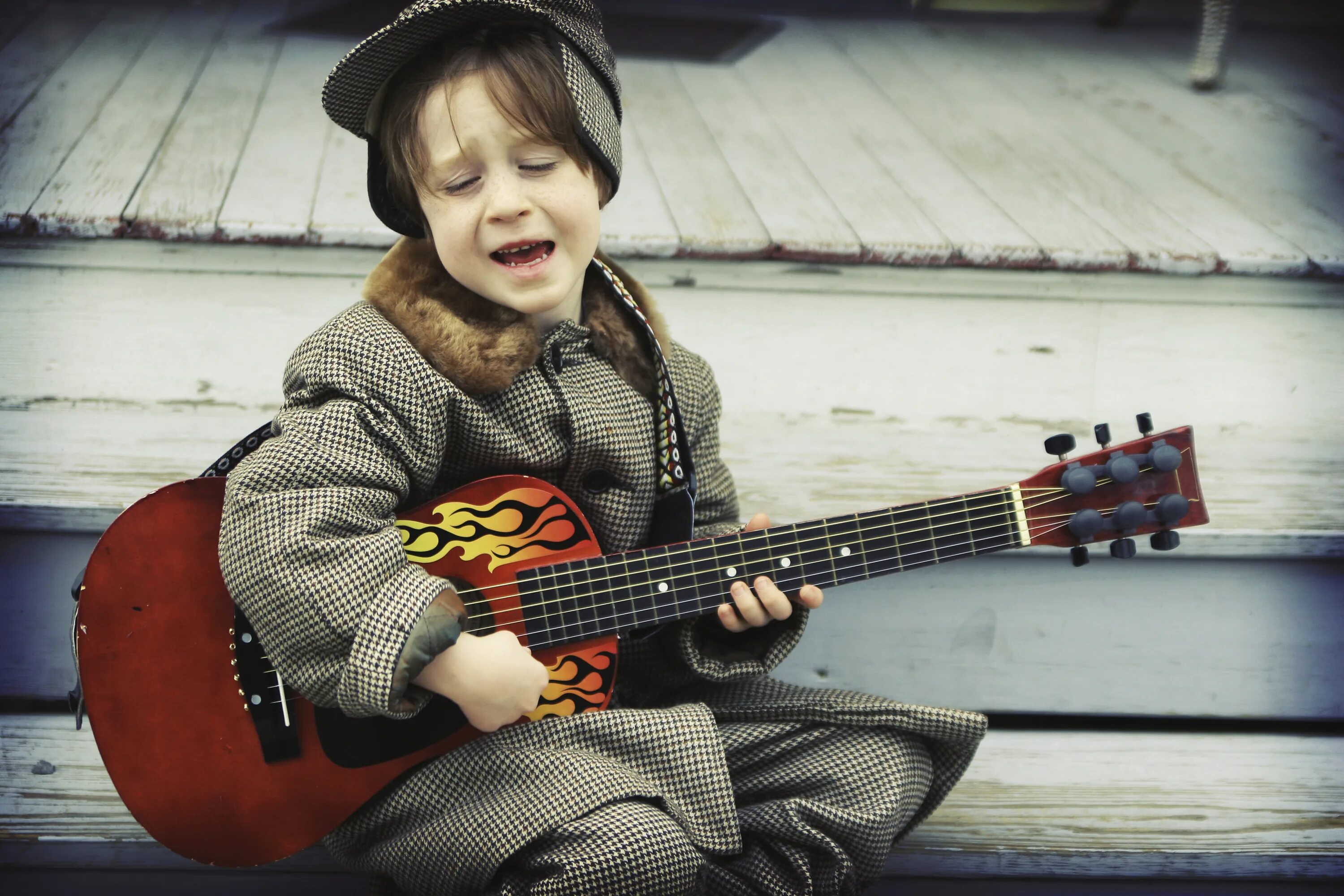 Вк петь. Гитара для детей. Мальчик с гитарой. Электрогитара для детей. Малыш с гитарой.