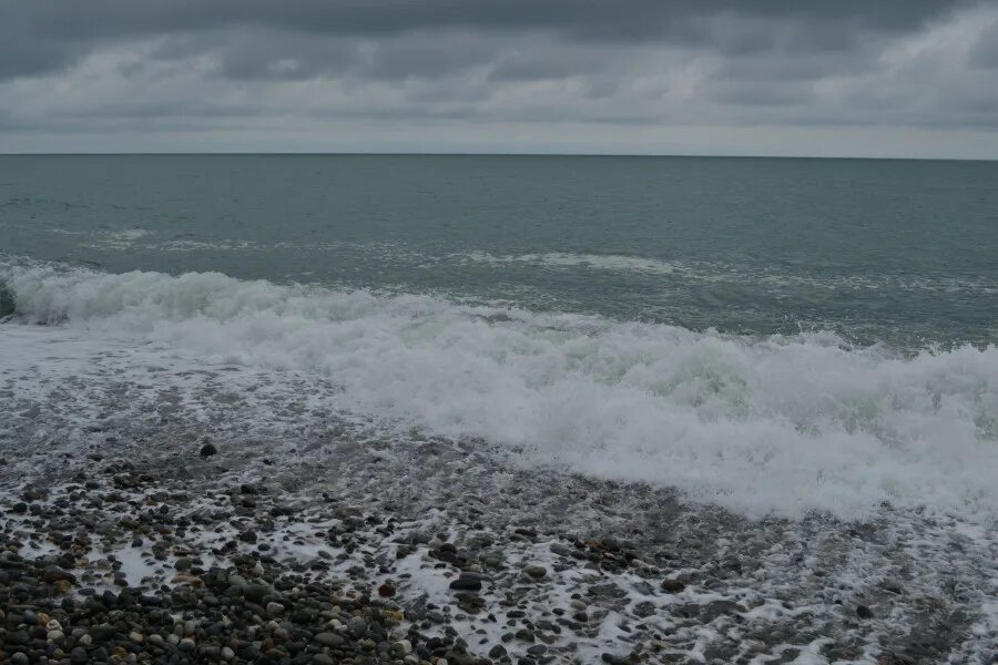 Сочи море май. Сочи в мае. Сочи пляж в мае. В мае море в Сочи теплое. Вода в море в сочи в мае