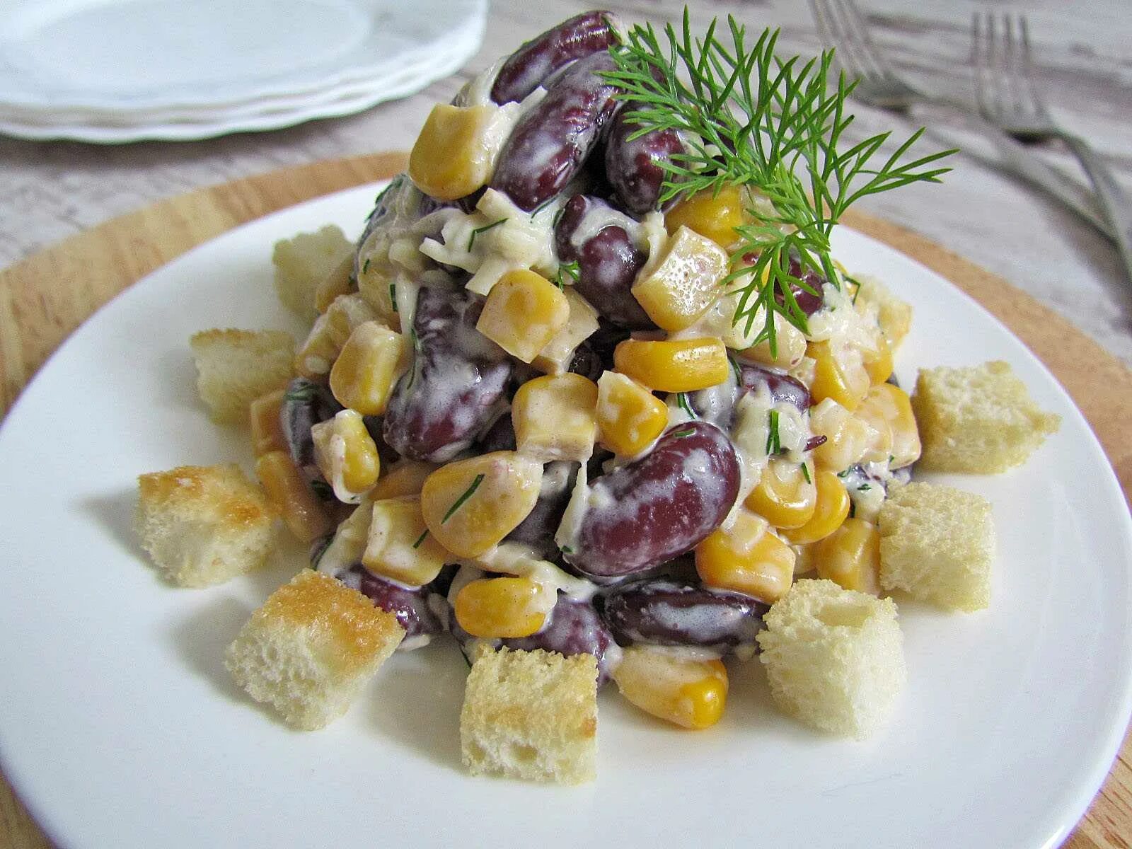 Салат с кукурузой консервированной фасолью и сухариками. Салат фасоль кукуруза с сухариками. салат с красной фасолью и кукурузой с сухариками. салат из фасоли с сухариками и кукурузой. салат кукуруза фасоль сухарики сыр.