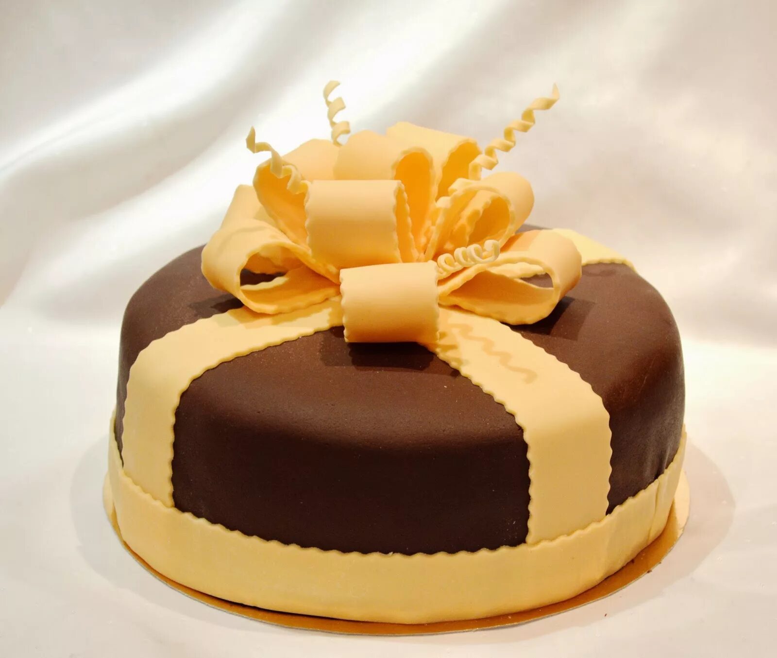 Марципанов торт. Марципанов торт. Торт украшенный марципаном. Украшения из марципана для торта. Марципанов торт.