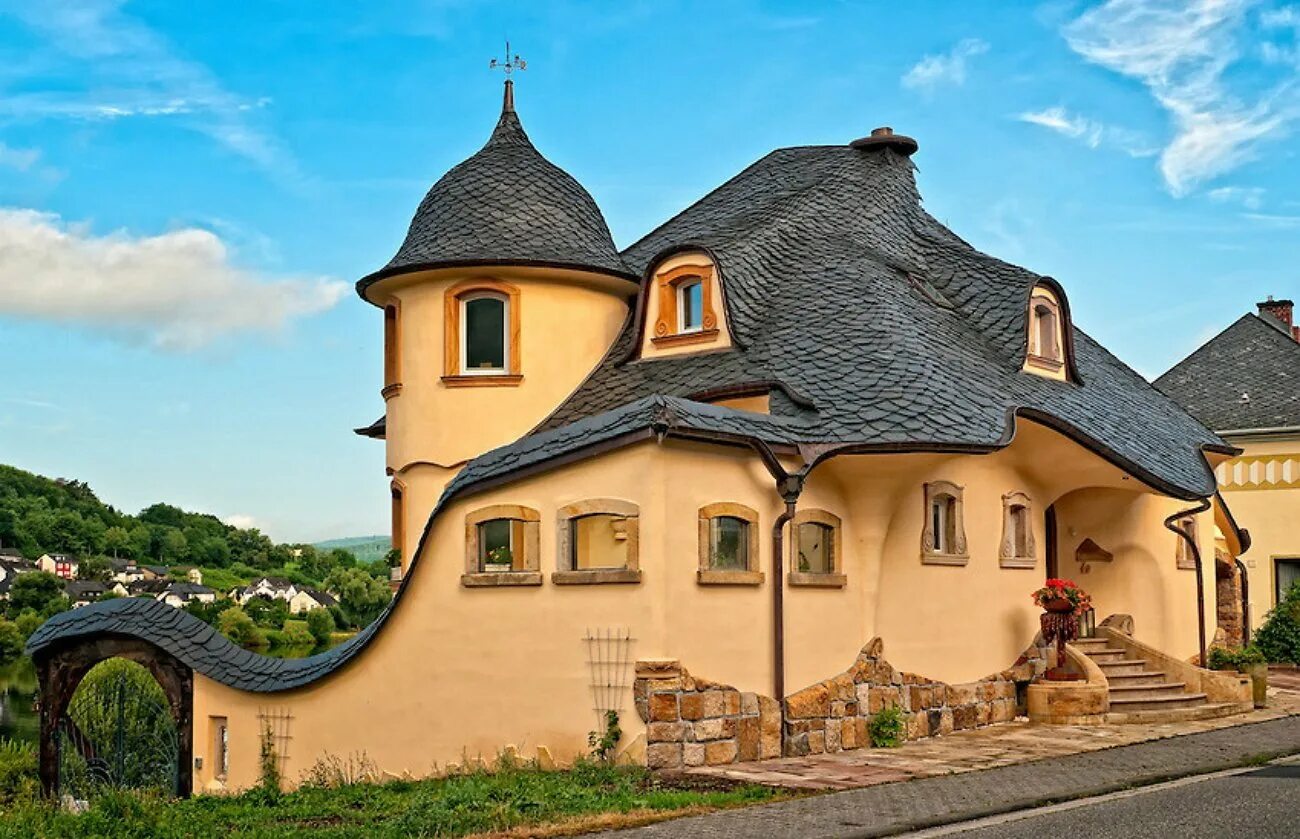 Сказочный домик в городе Целль на реке Мозель, Германия. Необычные домики. Сказочный домик. Необычные крыши домов. Ые домики