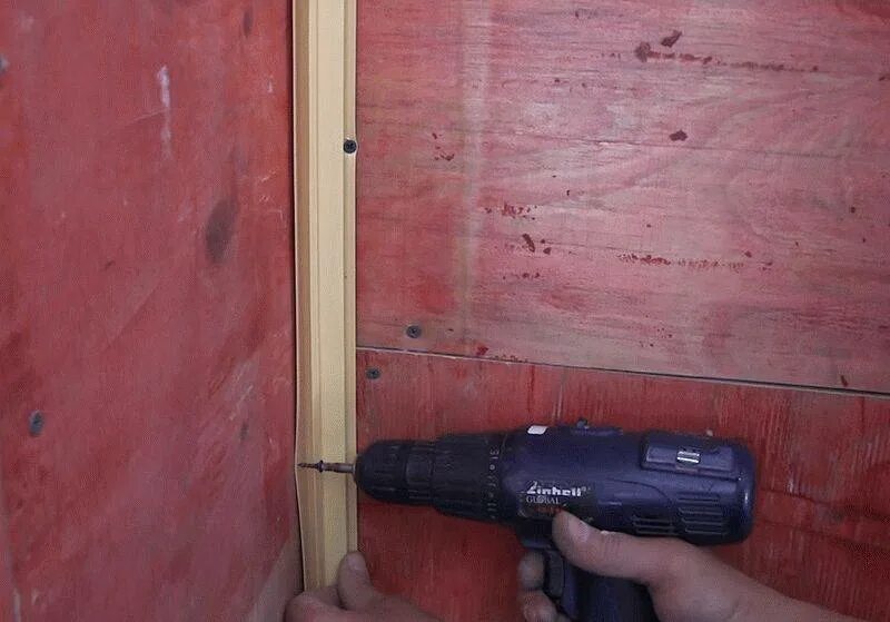 Крепление пвх панелей к потолку. Врезка петель в дверь. Крепление вагонки на саморезы в паз. Крепеж для потолочных панелей. Монтаж потолка из пластиковых панелей.