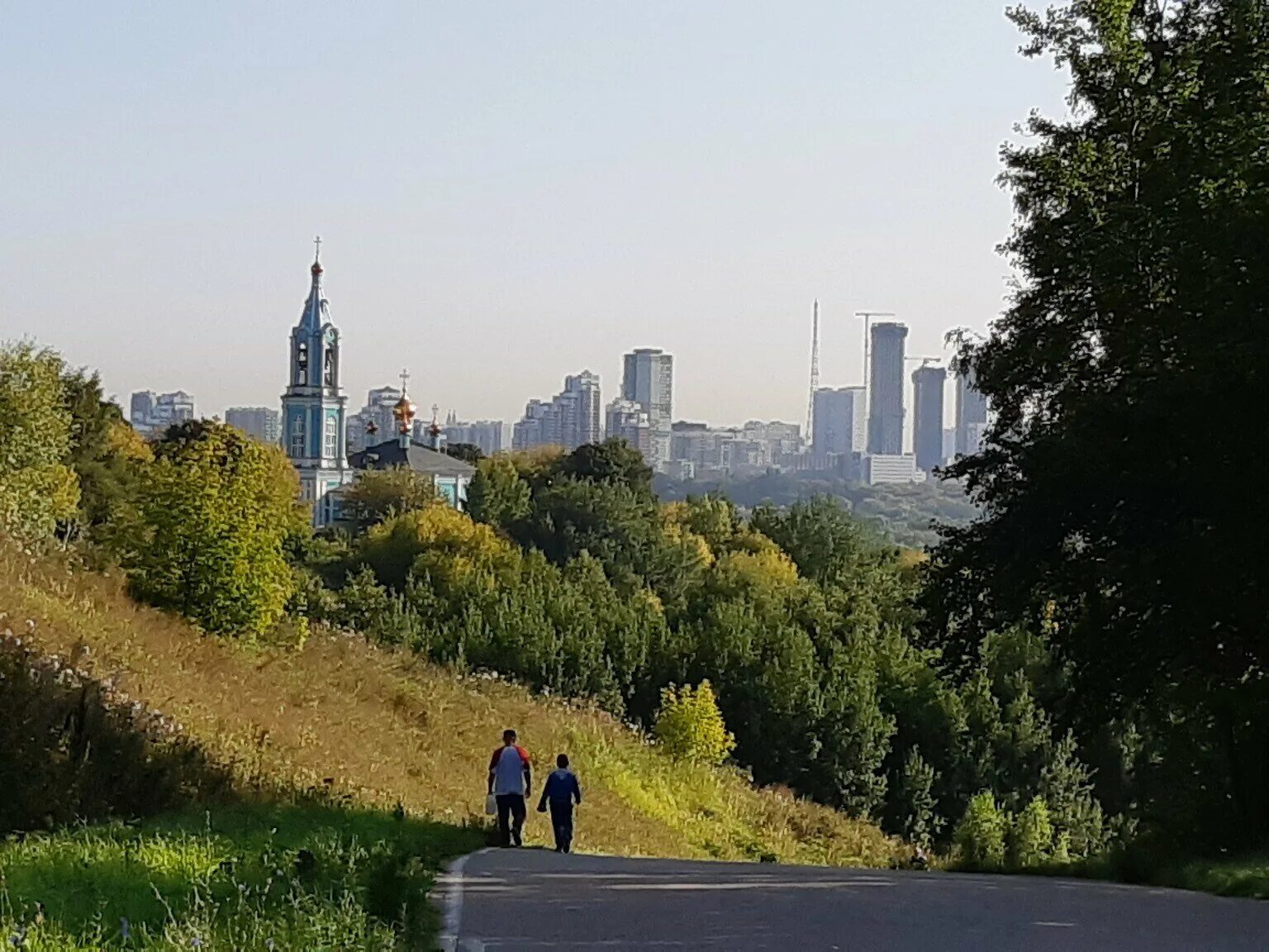 Самый высокий холм в москве. Крылатские холмы. крылатские холмы крылатские холмы. парк крылатские холмы москва. крылатские холмы вид.