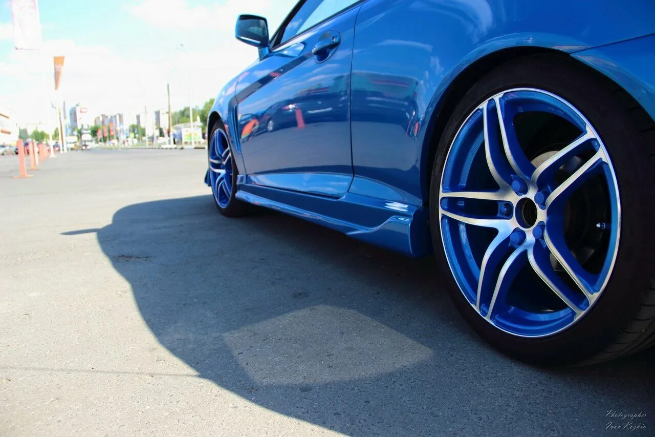 Литые диски синие. Racing wheels h-109. hyundai tiburon r18 wheels. синие диски на авто. диски на синей машине.