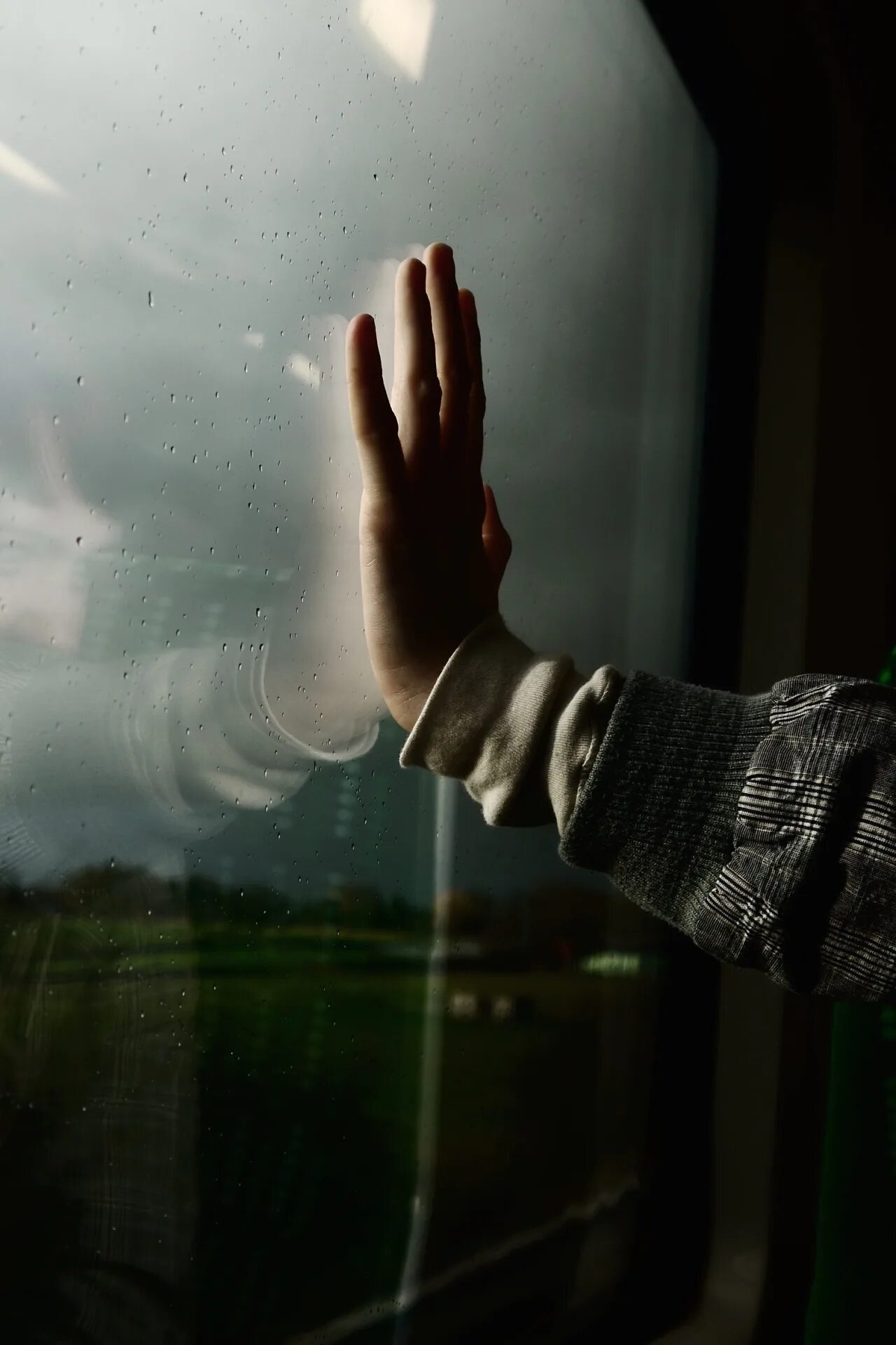 Стекло в руке. Стеклянный шар на ладони. Рука на стекле. Стекло в руке. Стекло в руке.