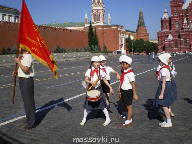 Пионеры в ряд. Пионеры дружно в ряд. Кто шагает дружно вряд. Ряд пионеров шагающих. Кто шагает дружно в ряд пионерский