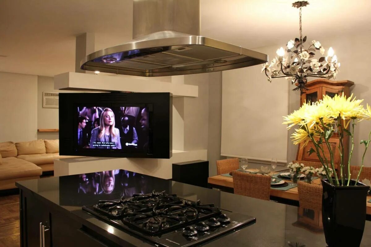 Включи телевизор на кухне. Подвесной телевизор на кухню. Телевизор в интерьере кухни. Кухня с телевизором на стене. Кухня с большим телевизором.