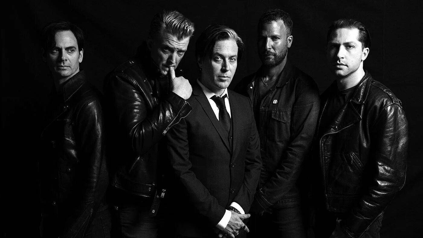 Queen of the stone age go. Группа queens of the stone. queens of the stone age queens of the stone age. стоун куин. queens of the stone age.