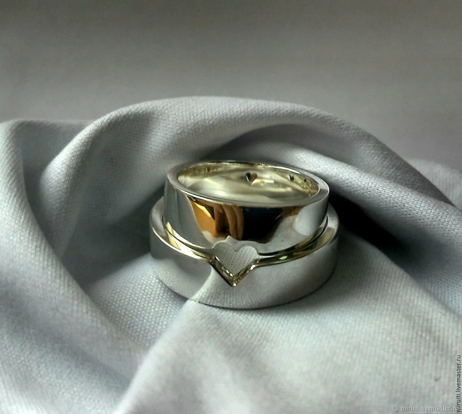 Кольцо в виде россии. Обручальные кольца Меркури. Необычные Свадебные кольца. Необычные обручальные кольца. Необычные обручальные кольца парные.