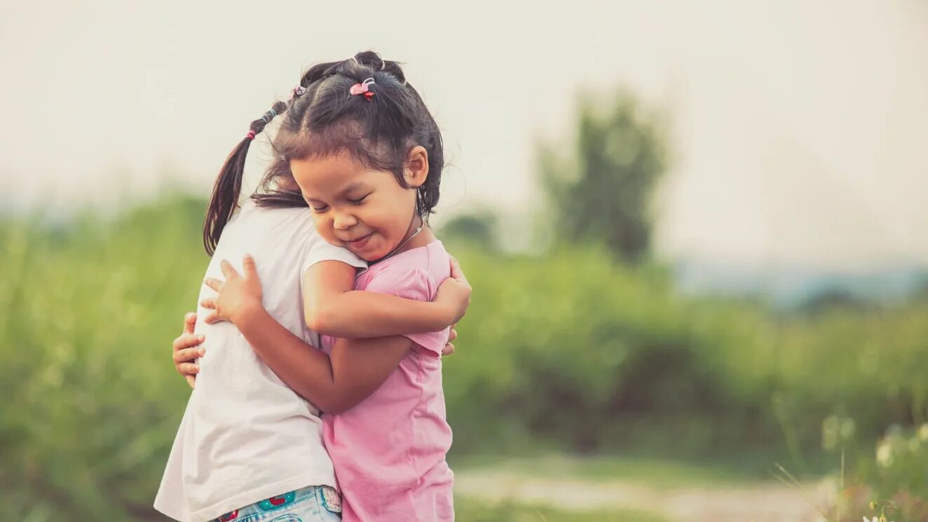 Kid s love. Детки обнимают друг друга. Дети друзья обнимаются. Обнимашки друзей. Девочка обнимает друга дети.