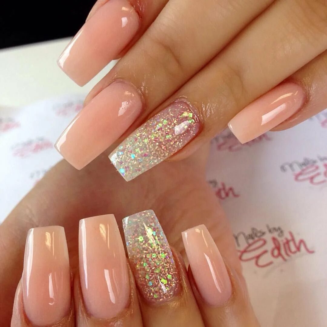 персиковый маникюр с блестками. персиковые ногти с блестками. персиковый маникюр с блёстками. маникюр персиковый с блестками. коралловый маникюр с блёстками.