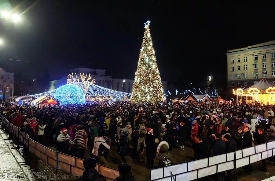 Новый год в орловской области. Каток в Орле на площади Ленина 2020. Площадь Ленина Орел 2020. Елка в Орле на площади Ленина. Ёлка на площади Ленина город орёл.