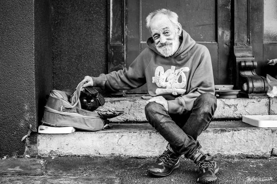 Французский бомж. Бездомный. Портрет бомжа. Фотограф портреты бездомных. Бомж портрет на улице.
