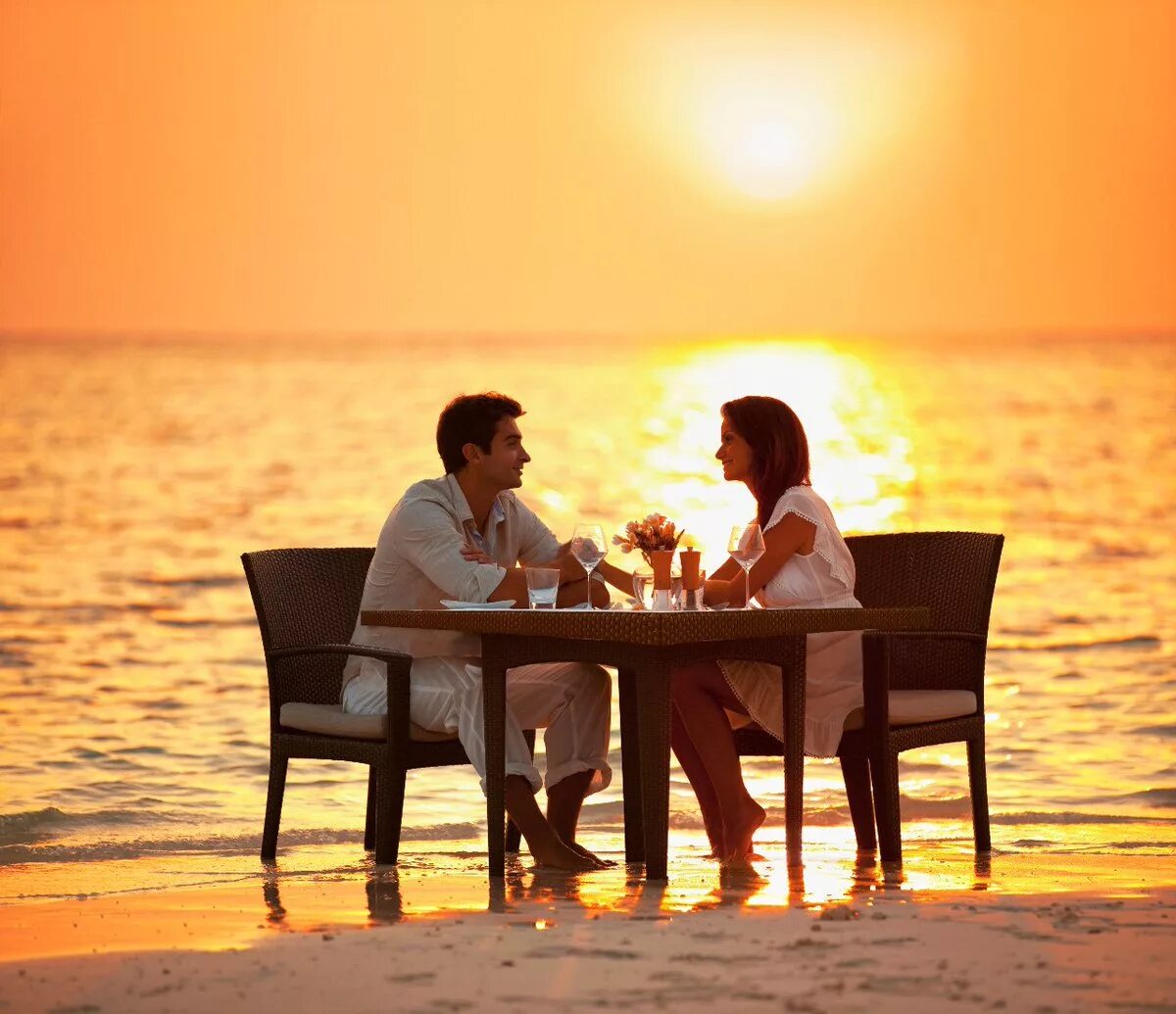 Романтика список. Красивое свидание. Свидание вдвоем. Девушка на берегу моря за столиком. Романтичный стол муж и жена.