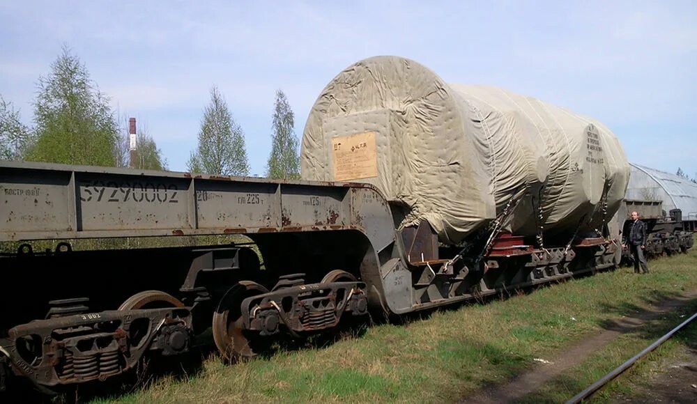 Поезд с негабаритным грузом. Негабарит 46 ЖД. Вагон для перевозки негабаритных грузов. Тяжеловесный вагон. Вагон для перевозки ракет.