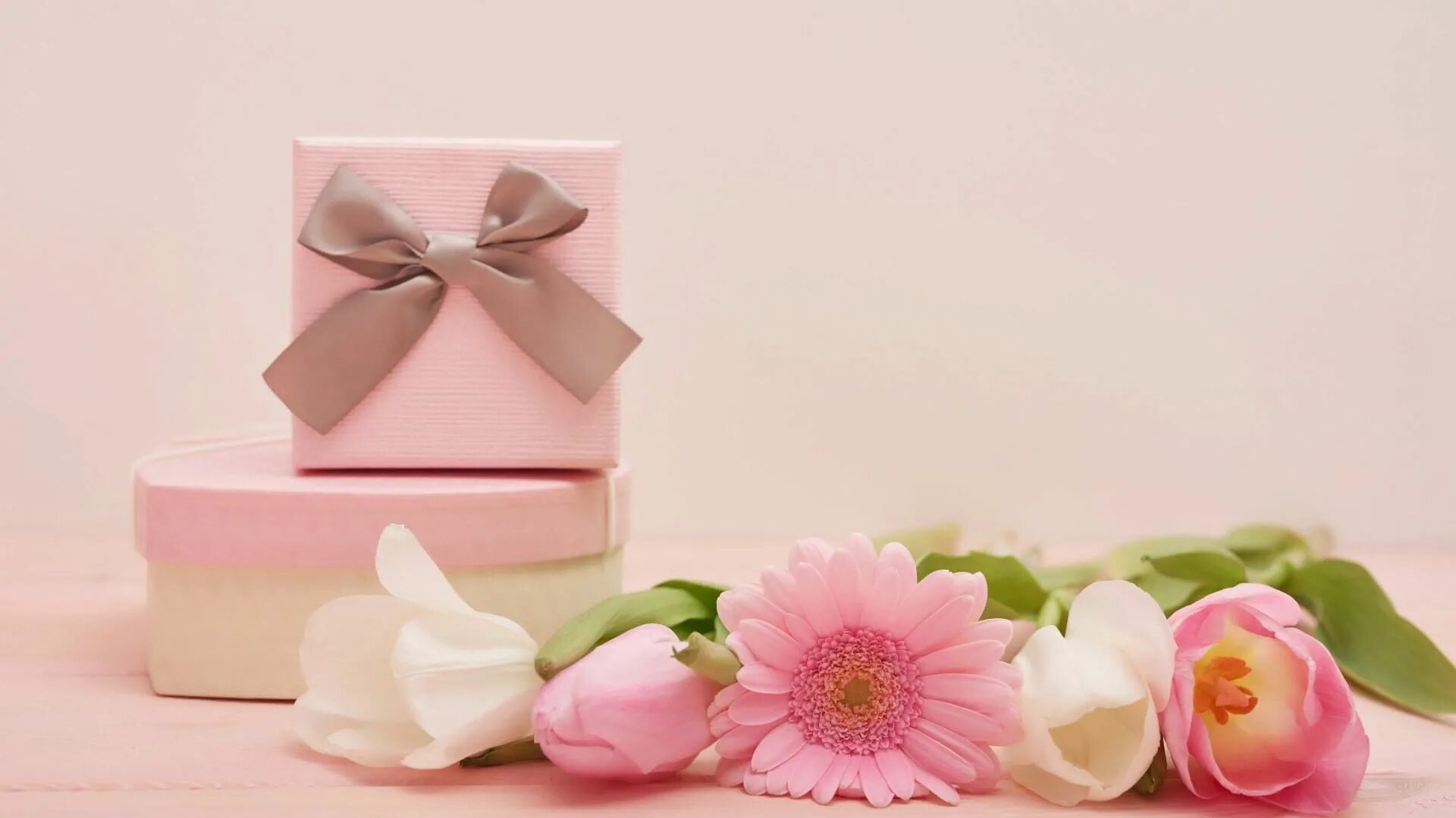 Нежность в подарок. Подарочные коробки розовые. Цветы в подарок. Нежные цветы в подарок. Подарочная коробка и цветы в розовых тонах.
