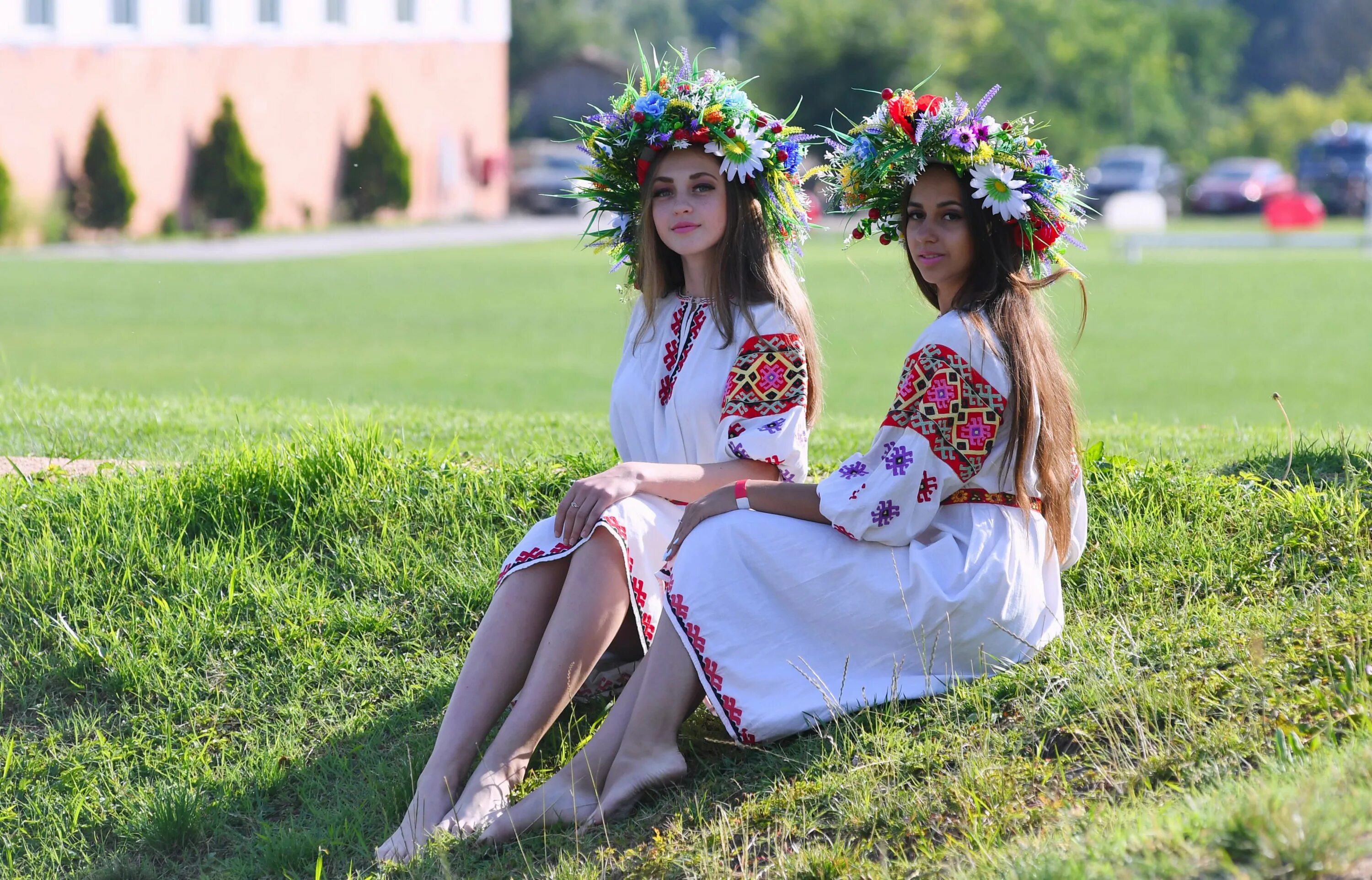 Белорусские девочки. Белорусский национальный костюм. Белорусская девушка в национальном костюме.