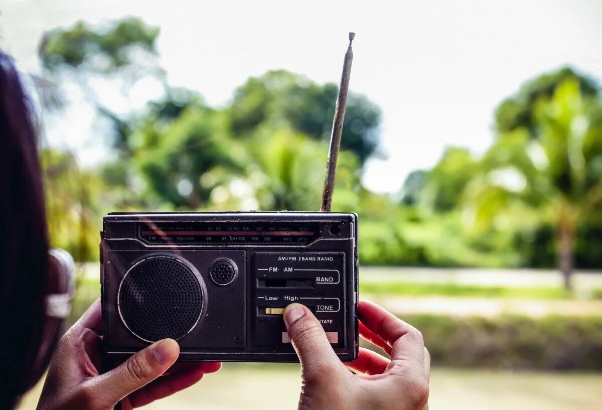 Слушать музыку радиостанций. Радиоприемник на природе. Радиоприемник красиво. Радиоприемник в руках. Радиоприемник Эстетика.