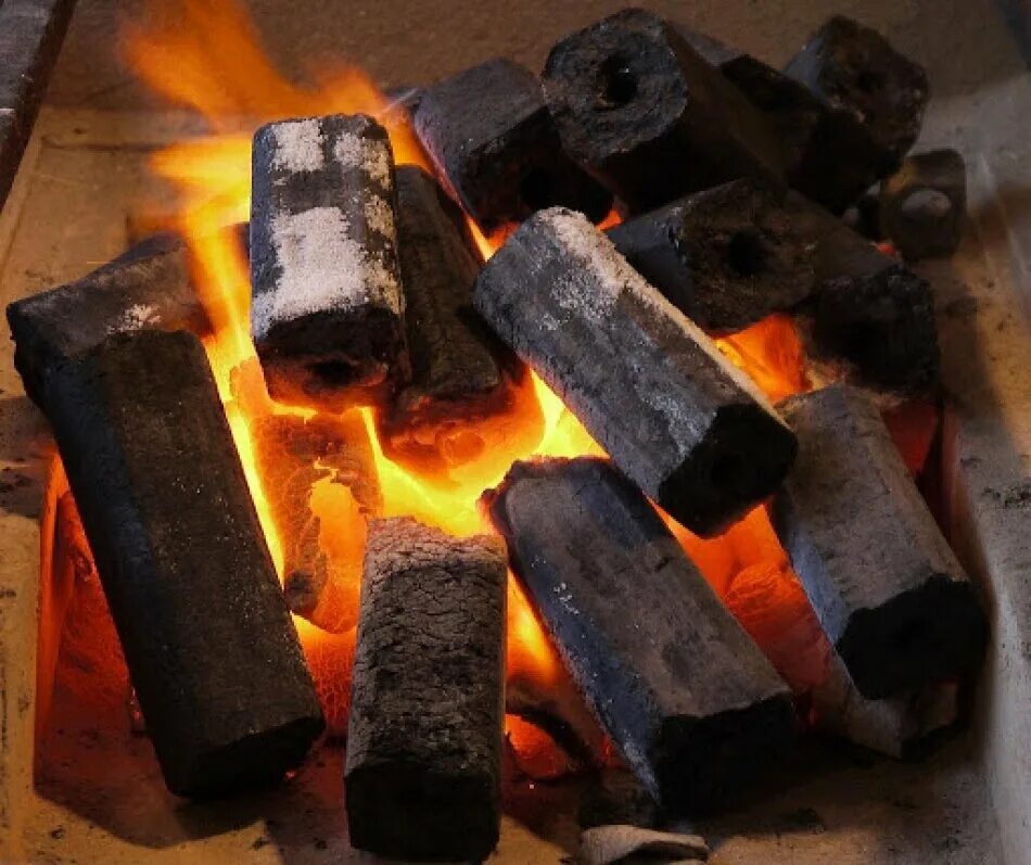 Угля топлива велико уголь. Брикетированный древесный уголь. Уголь брикетированный премиум класса. Топливные угольные брикеты. Угольные брикеты для отопления.