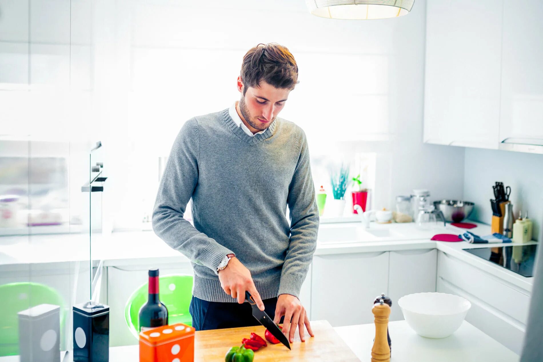 Мужчина готовит. Мужчина готовит еду. Man in Kitchen. Готовить во сне. Можно спать готовить слушать