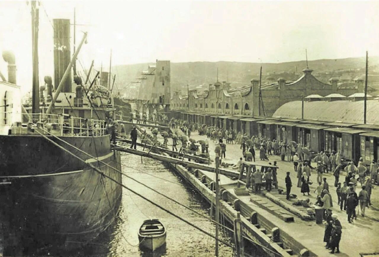 Петербург 1921 год. Феодосийский морской порт 19 век. Севастополь морской порт 19 век. Феодосия в 1900 году.