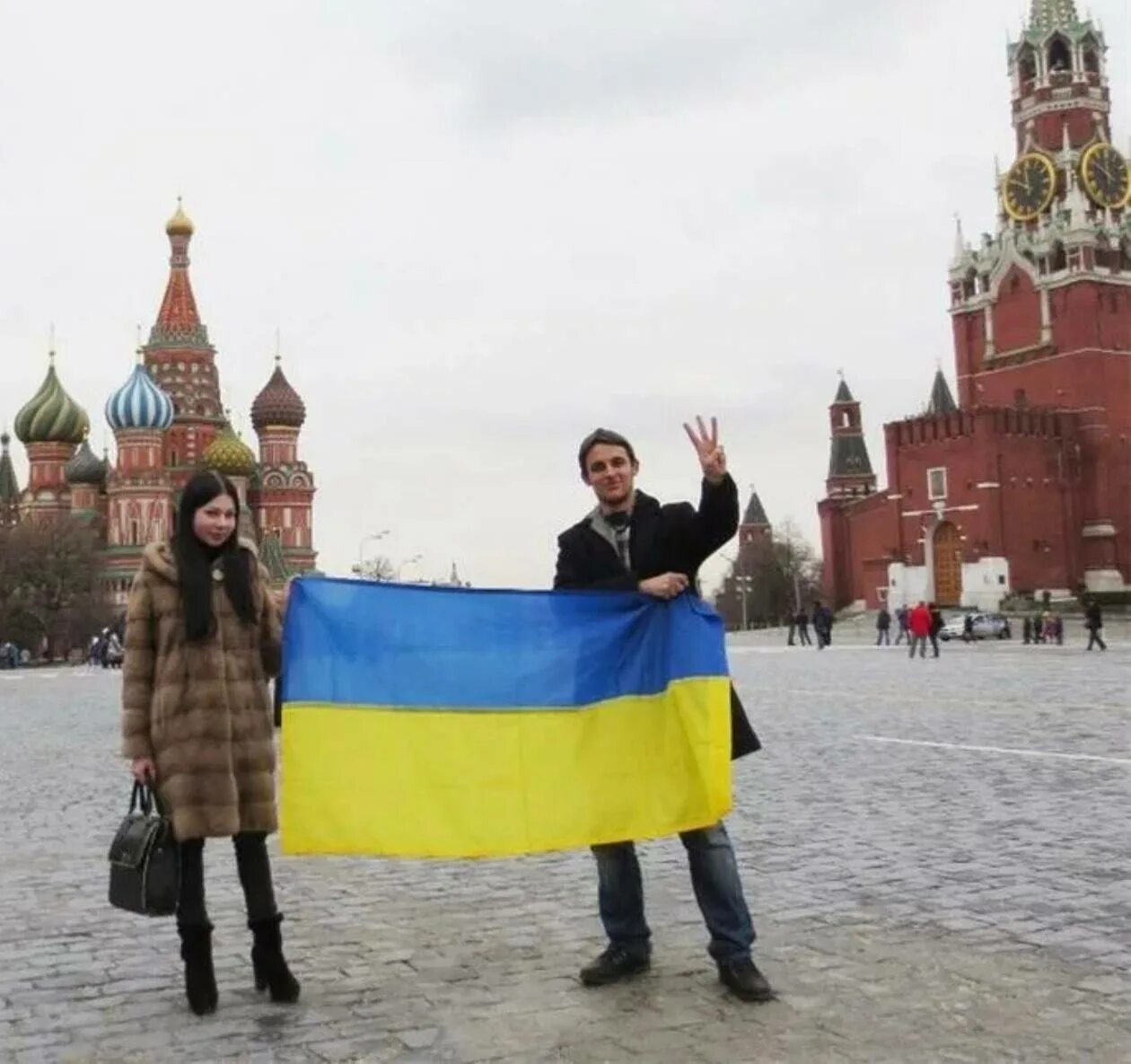 Весело сегодня в москве украина. Украинцы в Москве. Украинцы на красной площади. Украинский Кремль. Украинцы в Кремле.