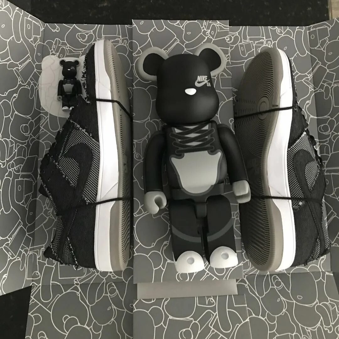 Bearbrick x Nike SB. Medicom Bearbrick найк. Bearbrick KAWS. Bearbrick KAWS мишка. Медведь найк