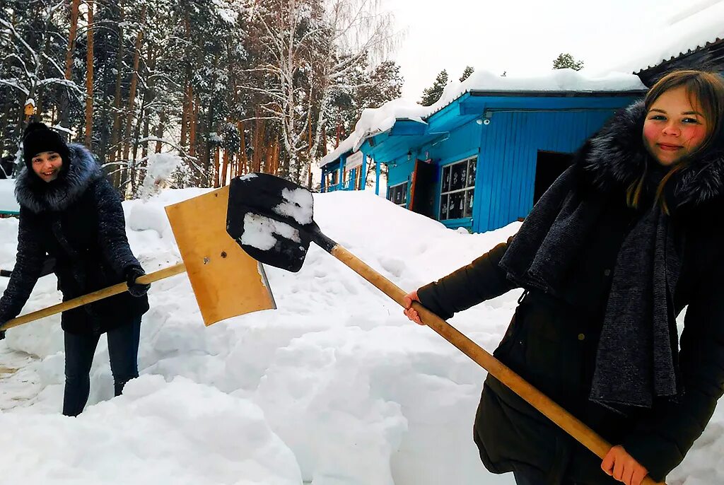 Уборка снега в деревне. Чистка снега в деревне. Дети чистят снег. Расчистка дорожек от снега. Чистить снег в деревне