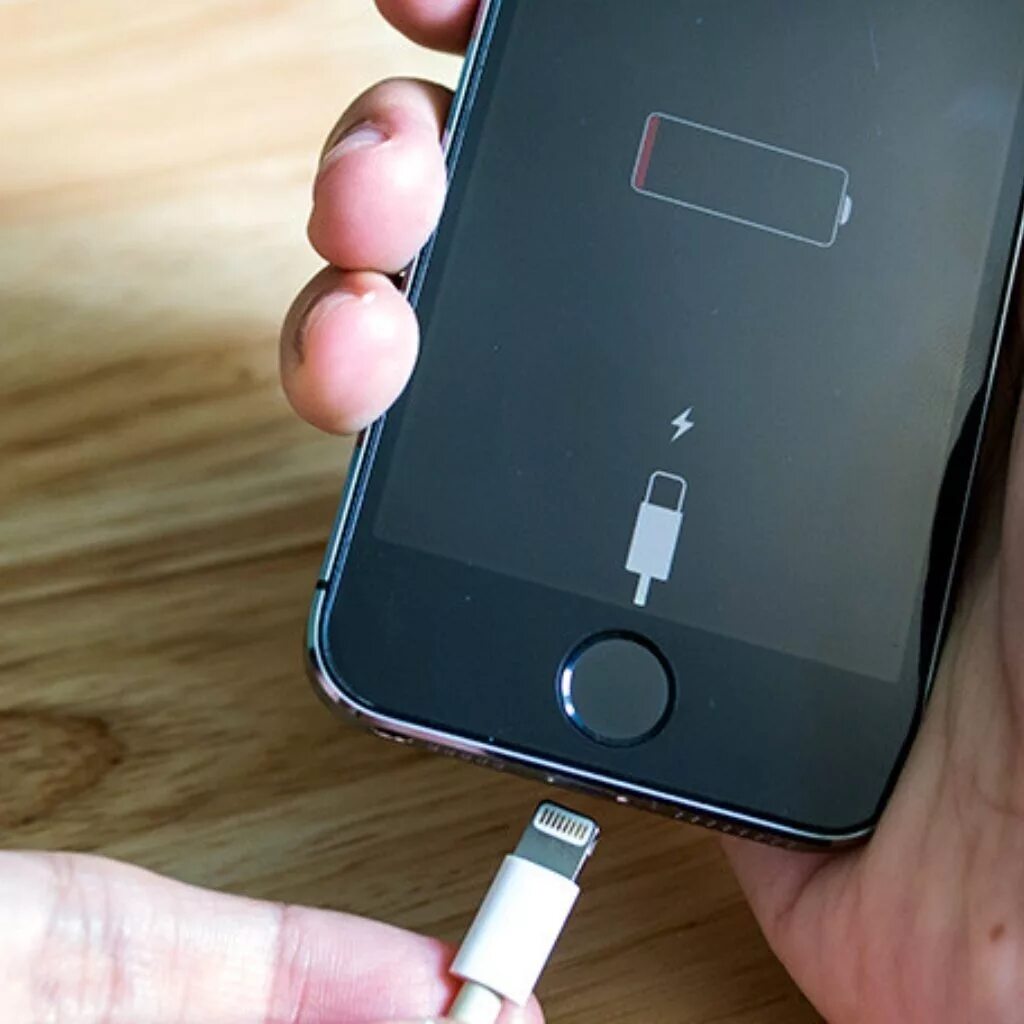 Севший айфон на зарядке. Айфон заряжается. Iphone 5 заряжается экран. Айфон разряженная батарея скрин. Зарядка телефона экран.