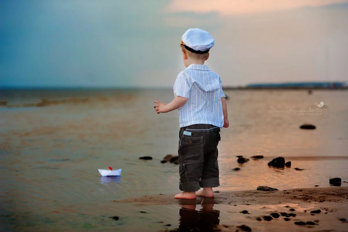 Простых романтиков отважных. Мальчик на море. Мальчик на причале. Мальчишки на море. Фотосессия на море для мальчиков.