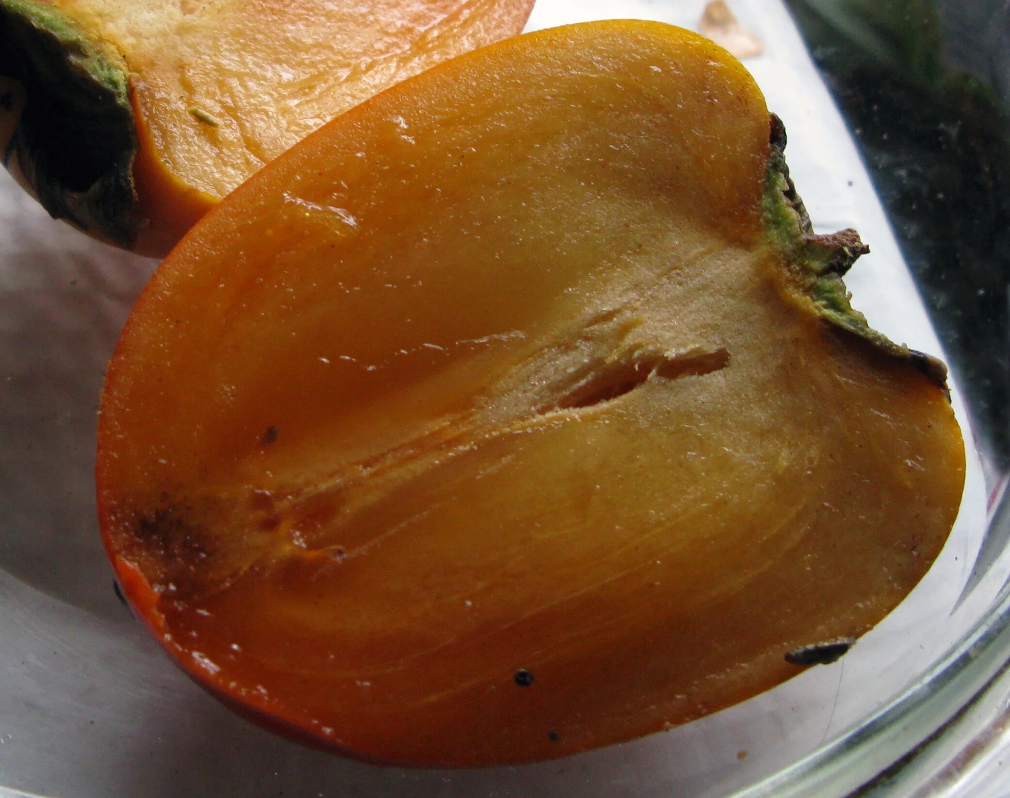 бывают ли черви в хурме. хурма в разрезе. хурма сорт инжирная. хурма черная внутри. гнилая хурма.