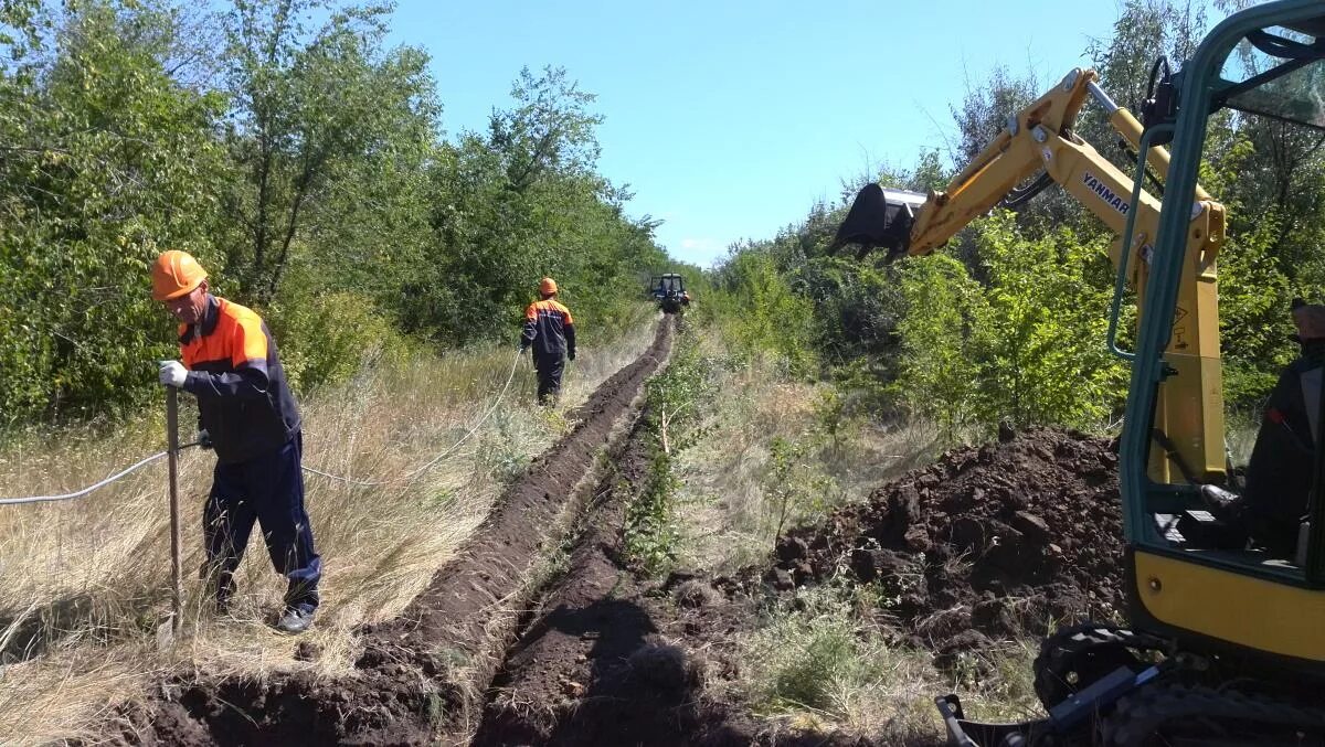 Электромонтаж штробление. Электри в каркасном доме. Скрытая электропроводка кабелей штробах. Прокладка кабеля скрытые работы. Акт скрытых работ на монтаж кабельных лотков.