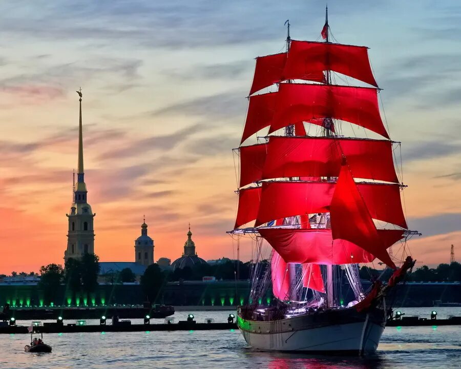 Алые паруса утром. Корабль Алые паруса в Санкт-Петербурге. Корабль Алые паруса. Алые паруса 2022. Бриг Алые паруса 2022.