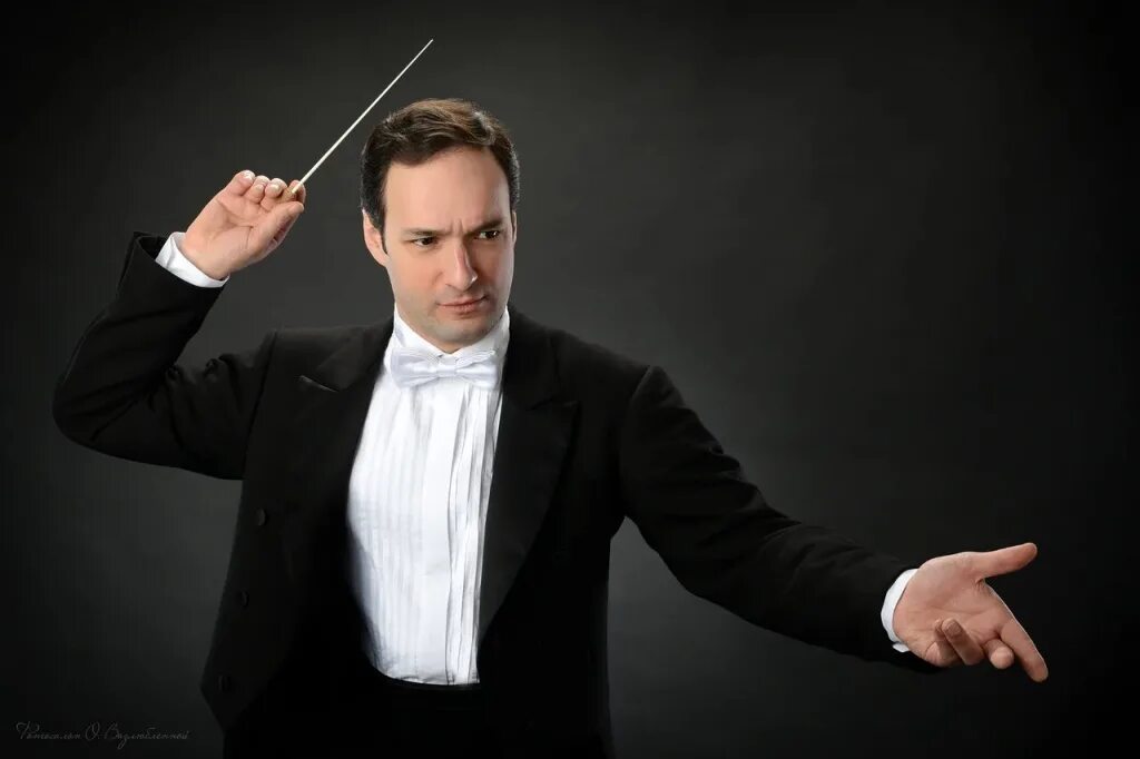 Рылов дирижер дирижер. Концерт михаила таривердиева. Дирижер дмитрий патисас. Владимир еждик дирижер. Хурдаян оркестр.