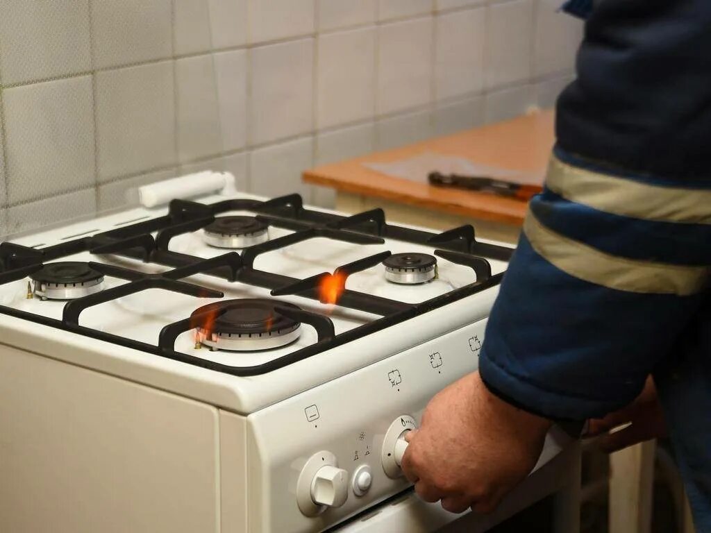 Замена газовой плиты в квартире. Газовая плита. неисправная газовая плита. газовая плита в квартире. выключить газовую плиту.