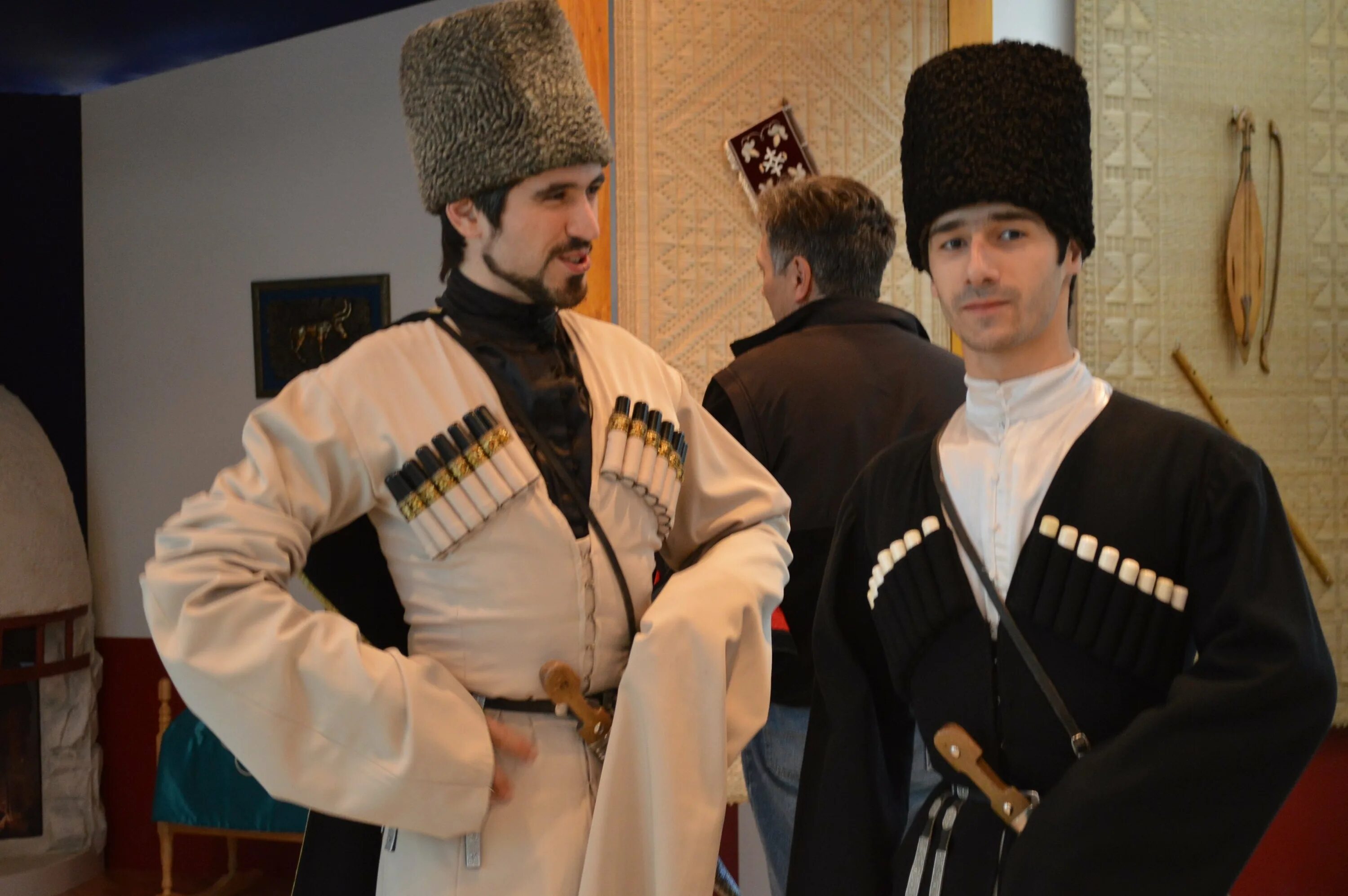 Адыгская черкесская. Головной убор адыгейцев кабардинцев Черкесов. Адыги Черкесы кабардинцы. Национальный костюм кабардинцев Черкесов. Национальный костюм Адыги-шапсуги.