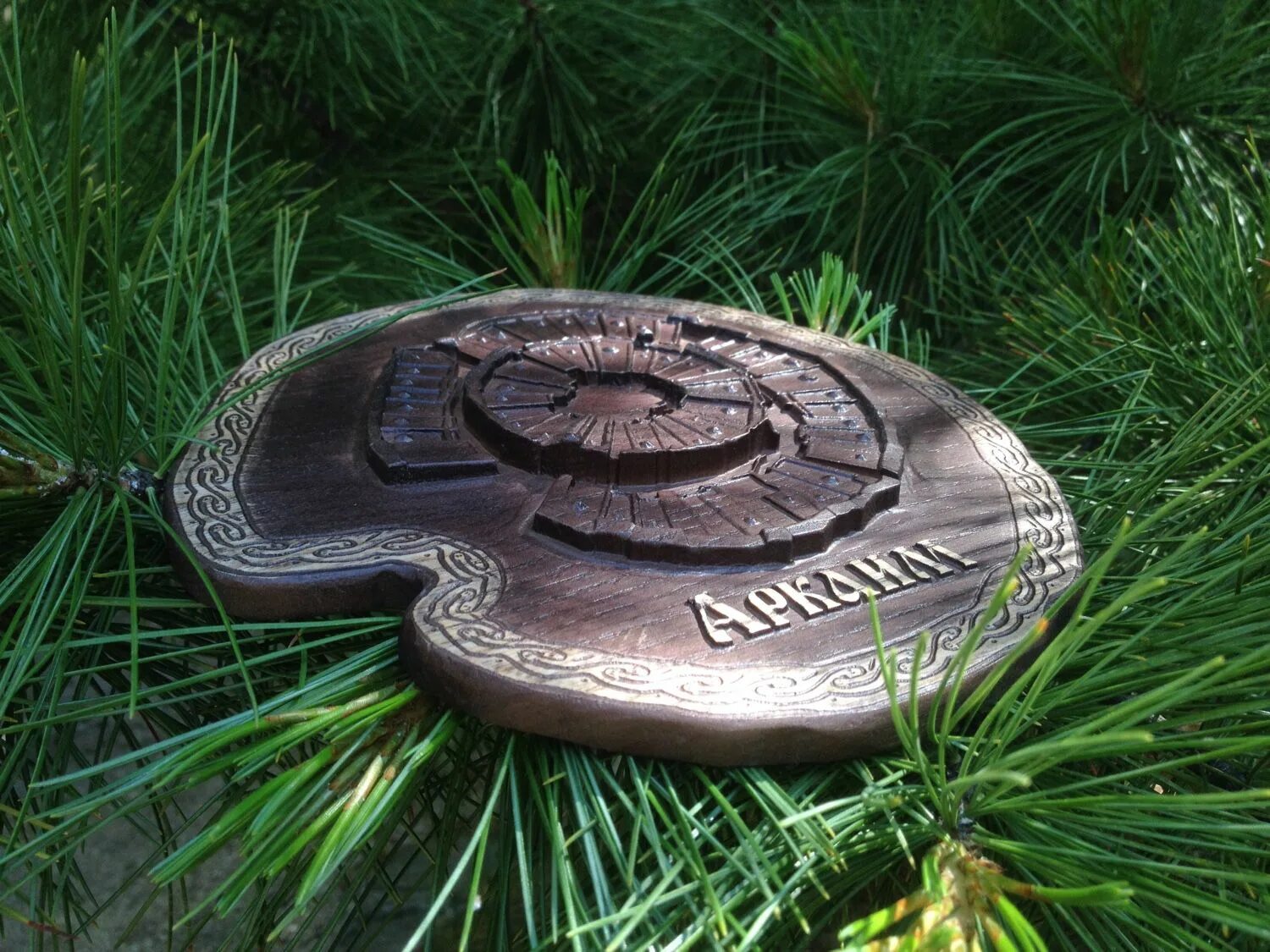 силуэт женщины. женщина на закате. стоя у солнца слушать. девушка в солнечных лучах. девушка в лучах солнца.