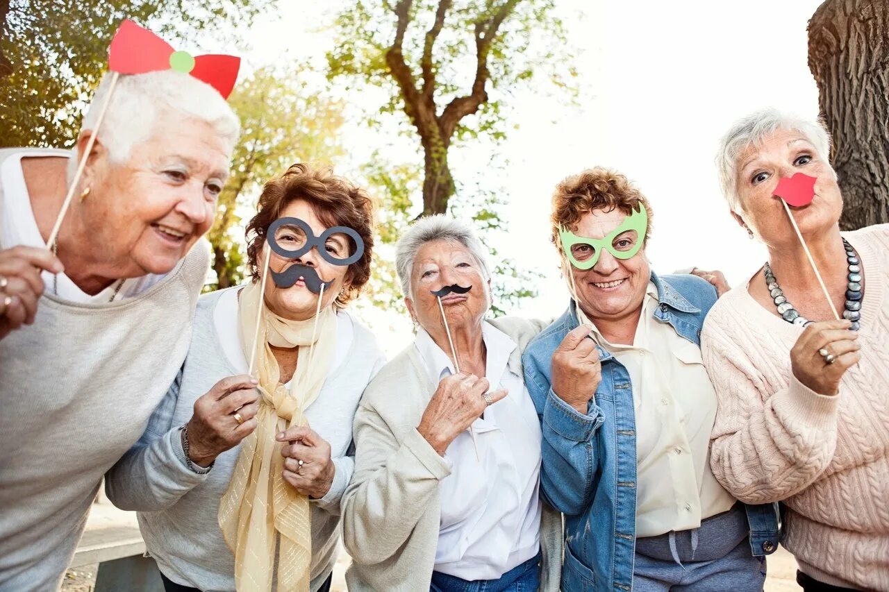 Старики группой молодую. Веселые пенсионеры. Веселые пожилые люди. Веселые старики. Счастливые пенсионеры.