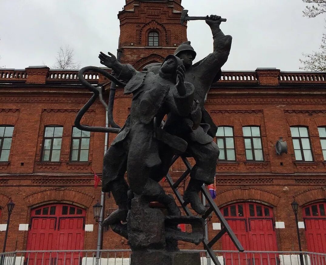 Памятник подвигу пожарных Ленинграда. Памятник пожарнику в Санкт-Петербурге. Памятник пожарным на Васильевском острове в СПБ. Памятник подвигу пожарных Ленинграда 1941-1945.