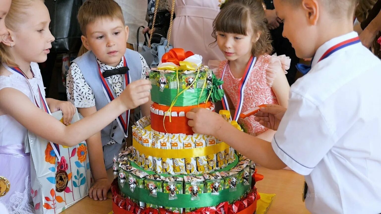 Что дарить детям в садик. Подарок на выпускной в саду. подарки детям на выпускной в детском саду. подарок на выпускной из детского сада. подарок выпускнику детского сада.