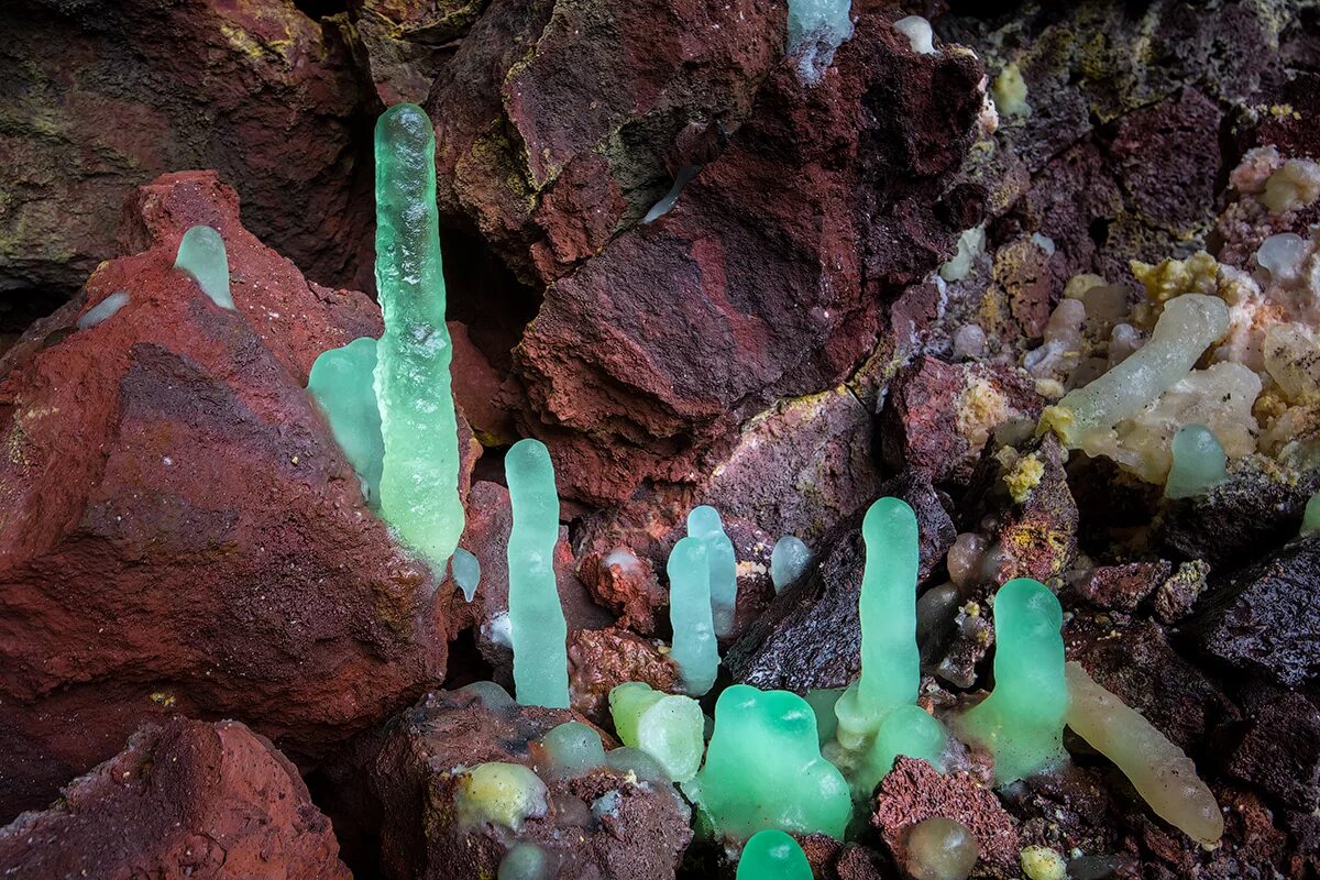 Ископаемые камчатки. Нефелин минерал. Полезные ископаемые камчатки. Рудник кумроч камчатка. Вулкан мутновский водопад.